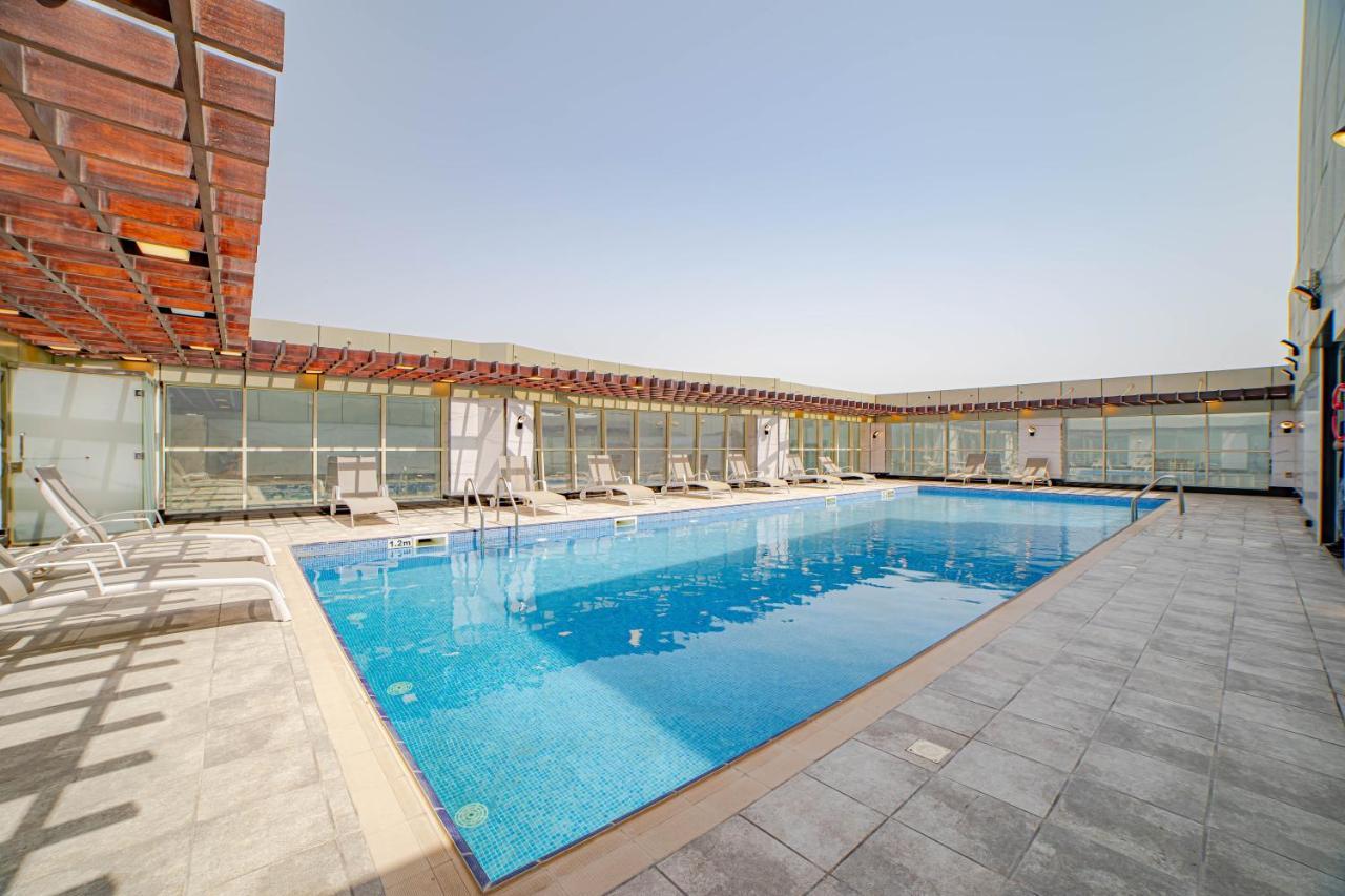 Platinum Coast Hotel Apartments Fudżajra Zewnętrze zdjęcie The swimming pool at the hotel