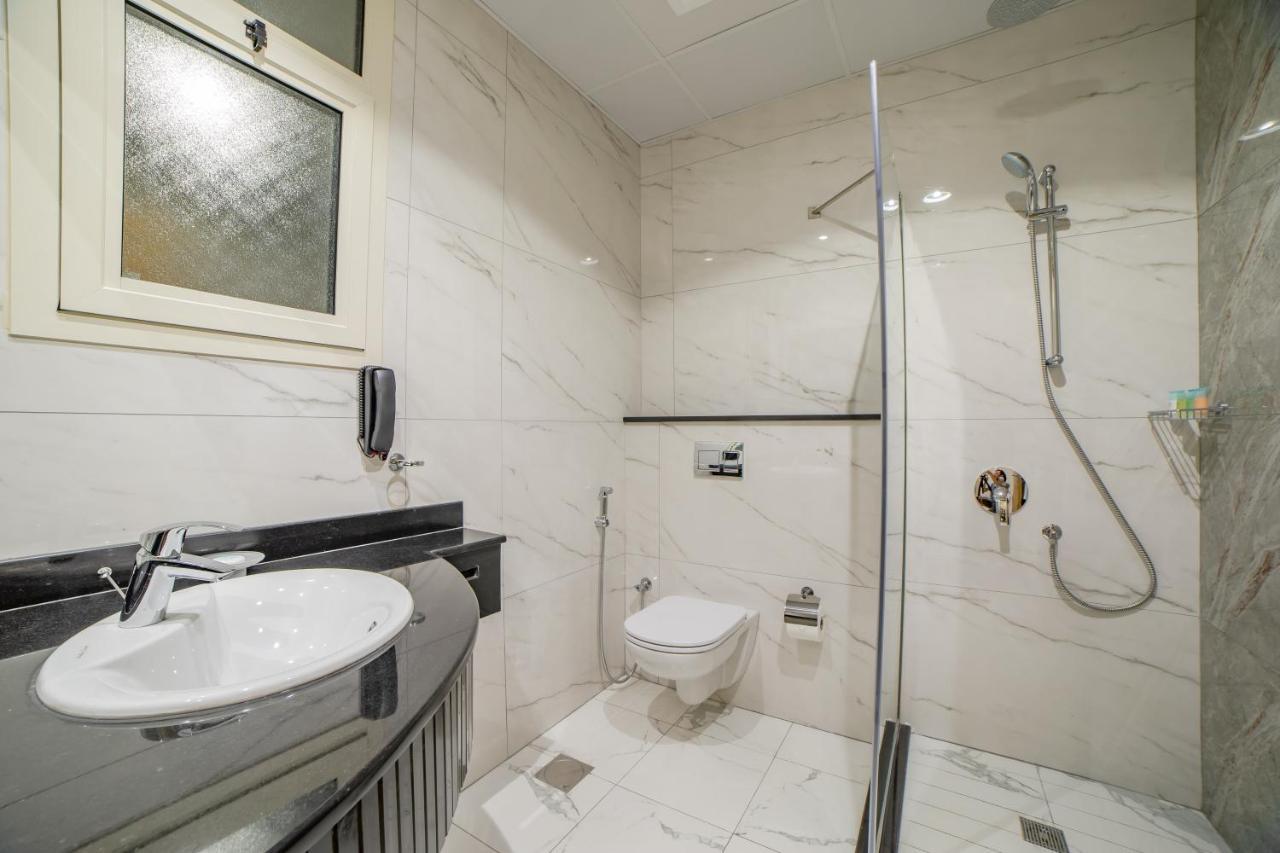Platinum Coast Hotel Apartments Fudżajra Zewnętrze zdjęcie Bathroom with shower