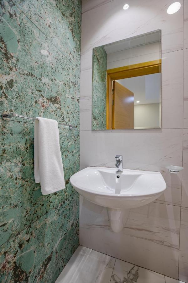 Platinum Coast Hotel Apartments Fudżajra Zewnętrze zdjęcie Bathroom