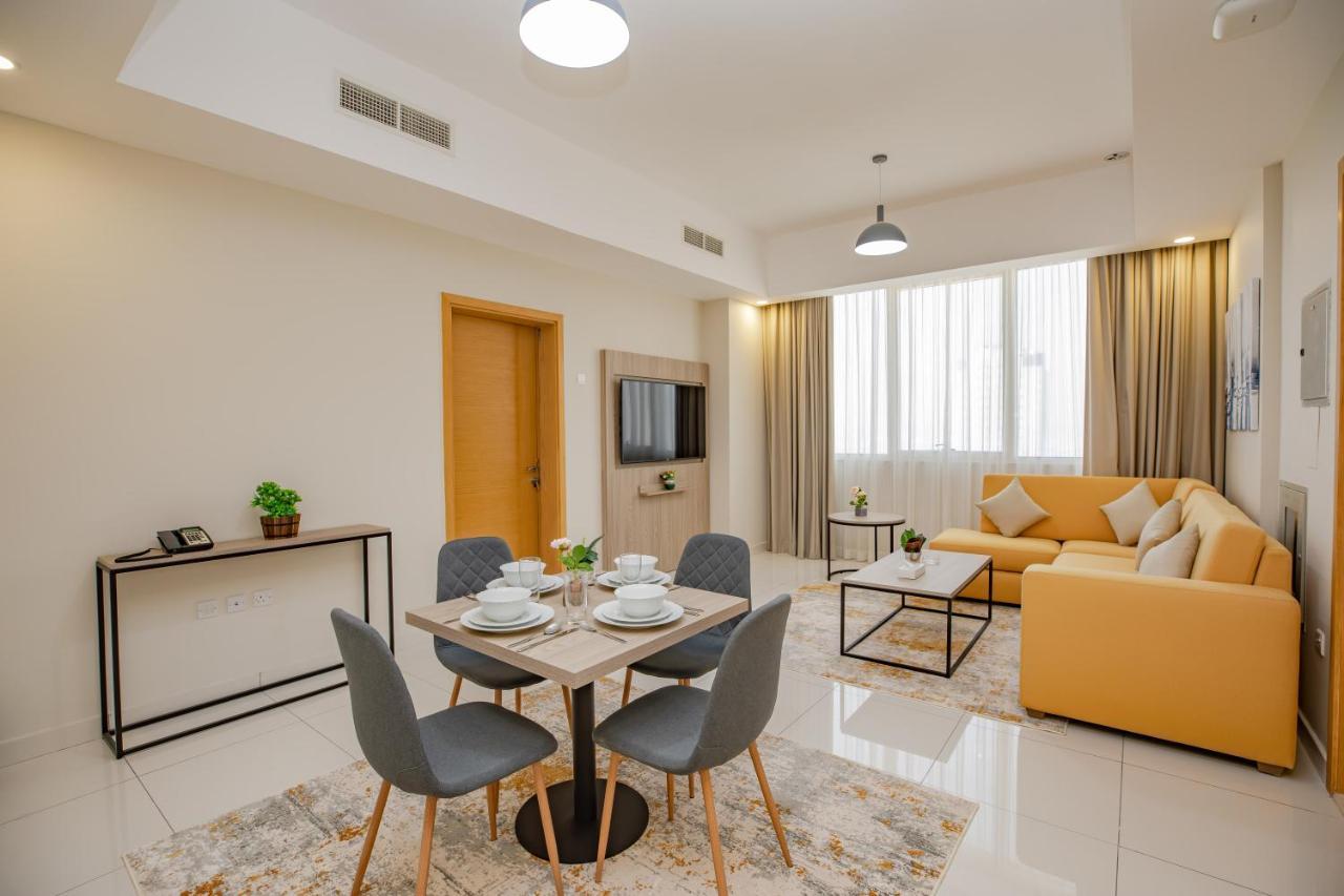 Platinum Coast Hotel Apartments Fudżajra Pokój zdjęcie A living room in a serviced apartment in Dubai