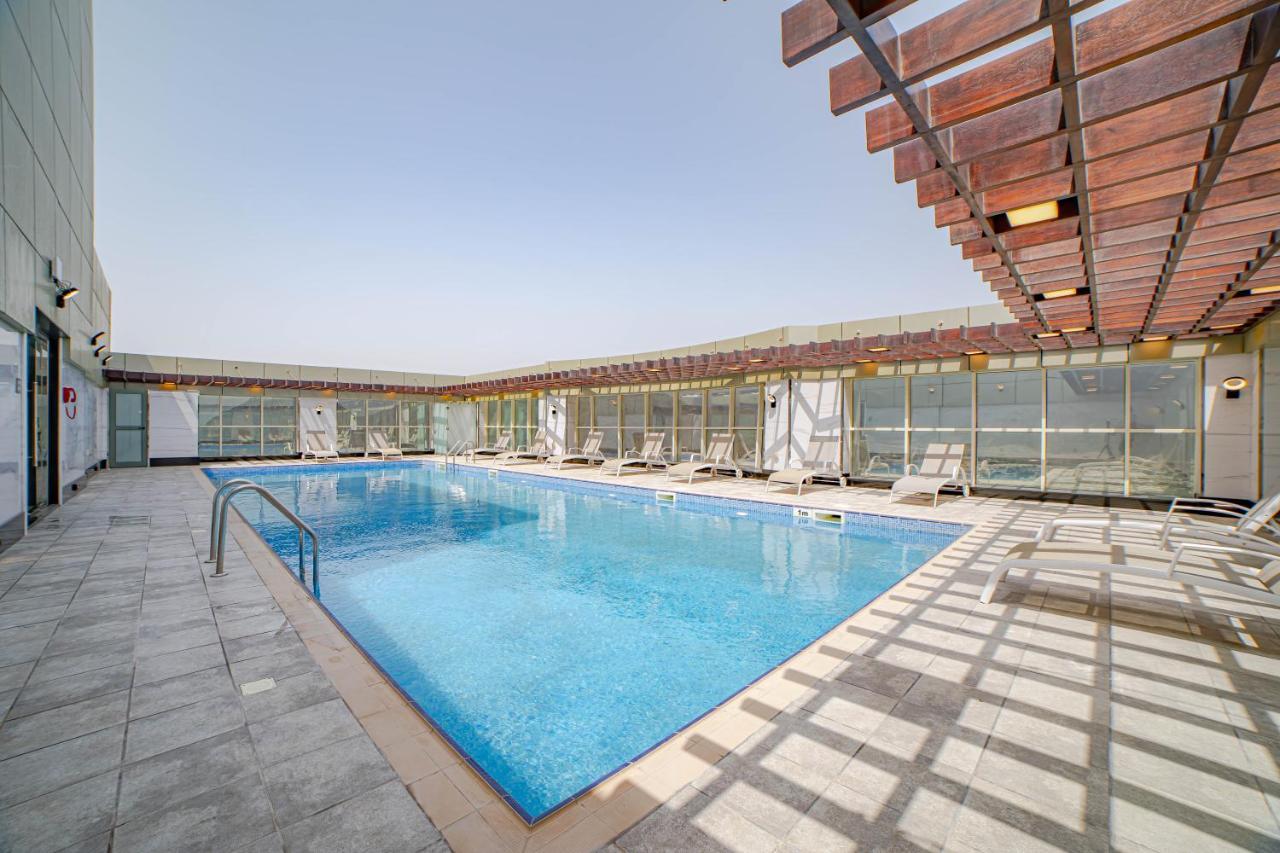 Platinum Coast Hotel Apartments Fudżajra Zewnętrze zdjęcie Swimming pool at the hotel