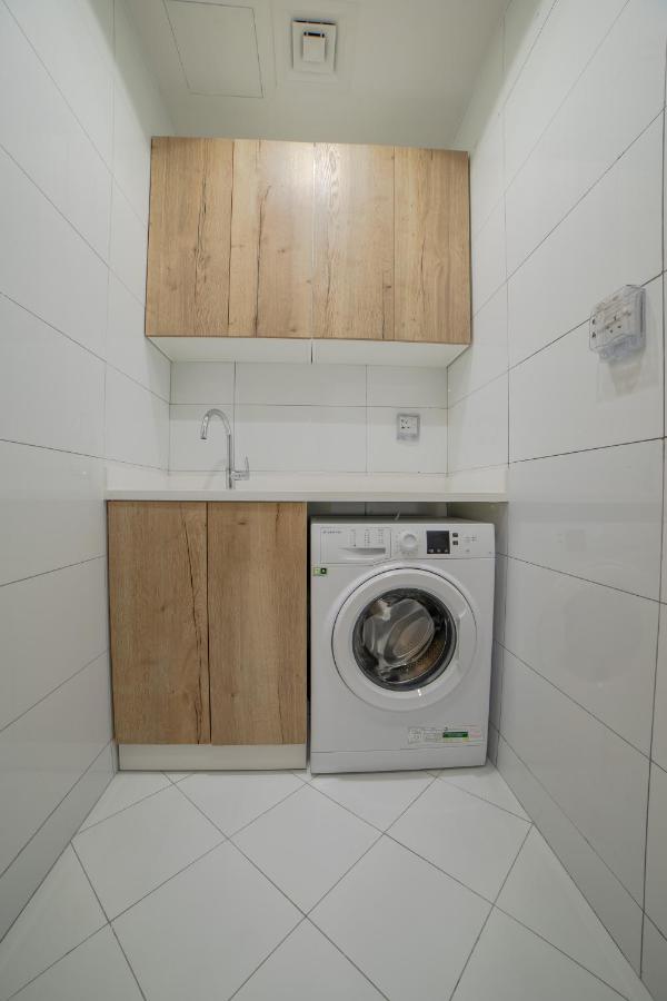 Platinum Coast Hotel Apartments Fudżajra Zewnętrze zdjęcie A washing machine in a laundry room