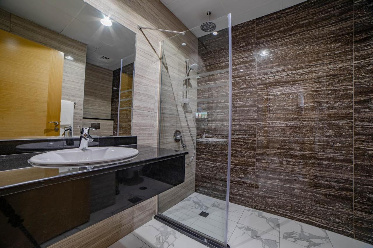Platinum Coast Hotel Apartments Fudżajra Pokój zdjęcie A shower enclosure