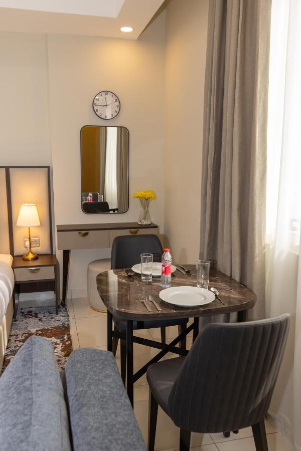 Platinum Coast Hotel Apartments Fudżajra Zewnętrze zdjęcie A room at the hotel