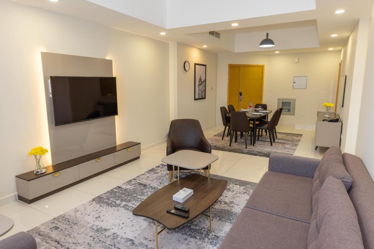 Platinum Coast Hotel Apartments Fudżajra Zewnętrze zdjęcie A living room in a condominium