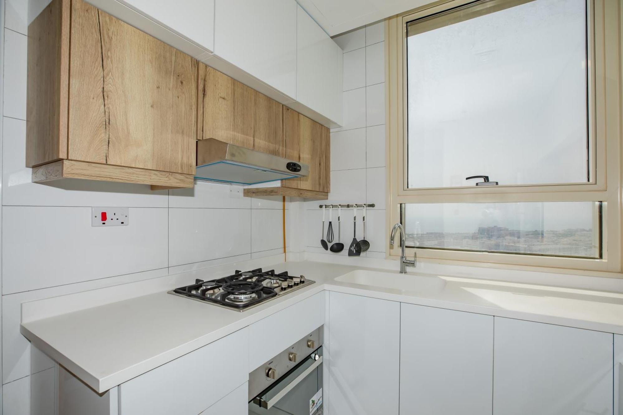 Platinum Coast Hotel Apartments Fudżajra Pokój zdjęcie A modern kitchen