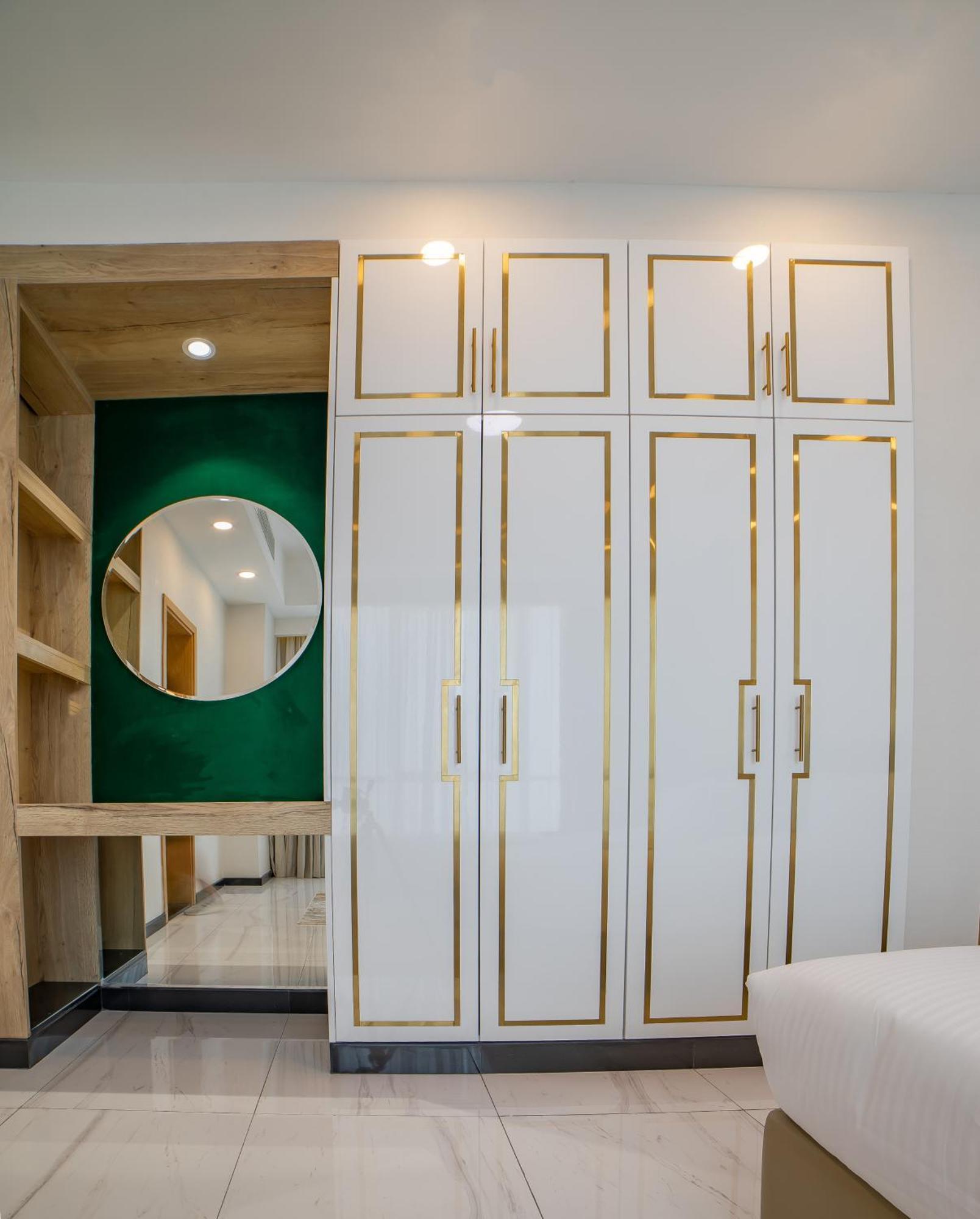 Platinum Coast Hotel Apartments Fudżajra Pokój zdjęcie A wardrobe